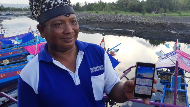 Sosialisasi aplikasi Laut Nusantara oleh XL Axiata di Kampung Mandar, Banyuwangi, Jawa Timur, Kamis (4/4/2019). (Liputan6.com/ Agustin Setyo W).