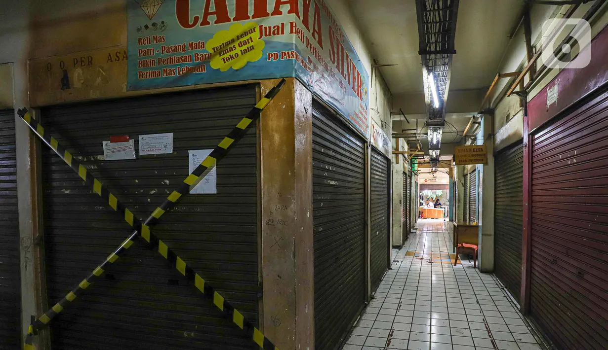 Sejumlah kios terpasang stiker bertuliskan 'disewakan' atau 'dijual' di Pasar Mampamg, Jakarta, Jumat (28/10/2022). Sepinya pengunjung di Pasar Mampang membuat para pedagang memilih menjual atau menyewakan kiosnya. Para pedagang memilih menjual atau menyewakan kiosnya dan beralih memasarkan barang dagangannya secara daring atau online Sedangkan pihak pengelola merencanakan pada lantai tiga dan empat Pasar Mampang akan digunakan sebagai tempat berolahraga.  (Liputan6.com/Faizal Fanani)