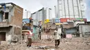 Warga mengangkut pagar di lokasi pembebasan lahan proyek Tol Becakayu, Cipinang Besar Utara, Jakarta, Senin (30/12/2019). Tercatat 900 rumah warga di 3 RW, yakni RW 001, 002, dan 003 Kelurahan Cipinang Besar Utara terkena gusuran proyek Tol Becakayu. (merdeka.com/Iqbal S. Nugroho)