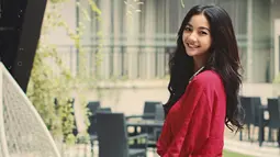 Lewat unggahan di Instagramnya, Glenca tampil manis dengan blouse merah. Tampil dengan makeup natural, dara berusia 25 tahun ini dipuji cantik. (Liputan6.com/IG/@glencachysaraofficial)