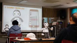 Para partisipan program pendidikan mempelajari LIKU, fasilitator pengajaran robotik di Distrik Yangcheon, Seoul, Korea Selatan (16/11/2020). Pemerintah Metropolitan Seoul bekerja sama dengan Seoul Digital Foundation untuk mendorong pendidikan digital bagi warga lansia di Seoul. (Xinhua/Wang Jingqian