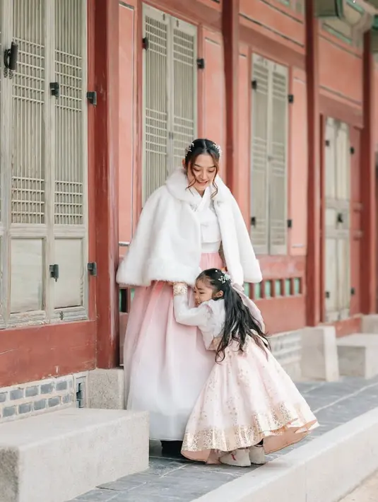 Siti Badriah pun tampil kompak dengan putrinya mengenakan hanbok musim dingin dengan warna soft.  [@sitibadriahh]