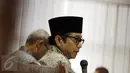 Mantan Sekjen ESDM Waryono Karno (kanan) memberikan kesaksian dalam sidang kasus dugaan suap pembahasan APBN-P 2013 Kementerian ESDM  dengan terdakwa Sutan Bhatoegana di Pengadilan Tipikor, Jakarta, Kamis (25/6).(Liputan6.com/Helmi Afandi)