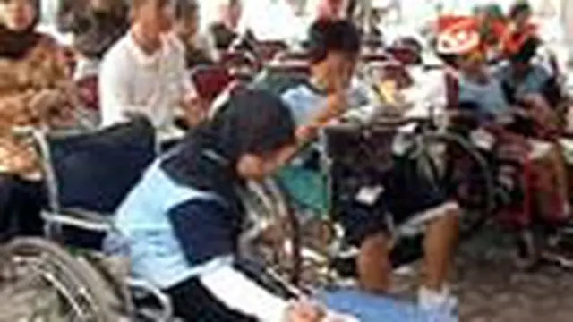 Para peserta lomba adalah penyandang cacat di Kota Solo, Jateng. Karya peserta akan dipamerkan dan dilelang. Hasilnya disumbangkan buat para penyandang cacat. 