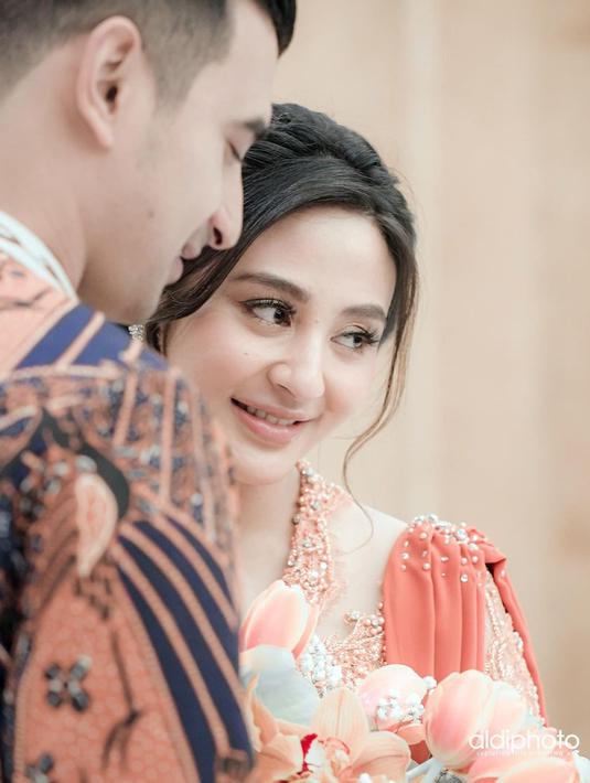 Momen Romantis di Acara Lamaran Ali Syakieb dan Margin ...