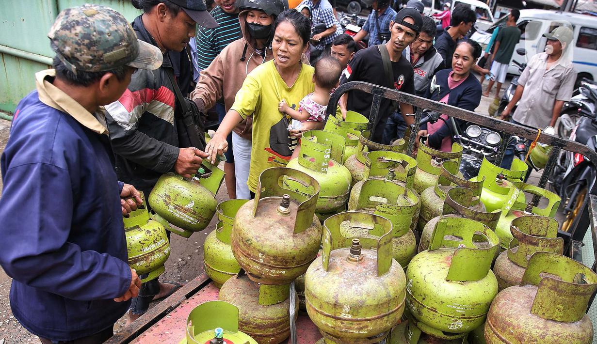 Warga mengantri untuk membeli gas elpiji subsidi 3 kg di Kota Tangerang, Banten, Selasa (4/2/2025). (Liputan6.com/Angga Yuniar)