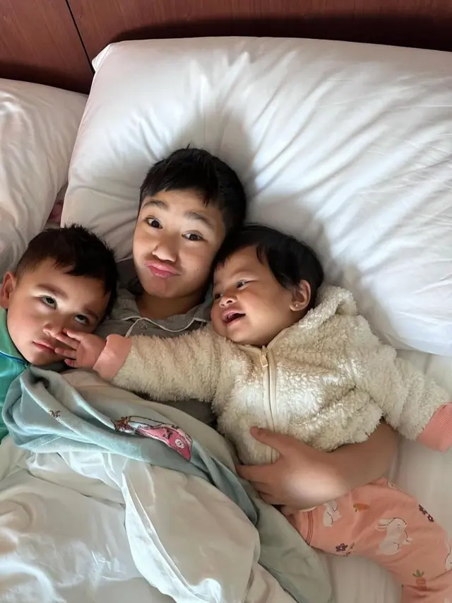 Potret harmonis Rafathar, Rayyanza, dan Lily. (credit: instagram.com/raffinagita1717)