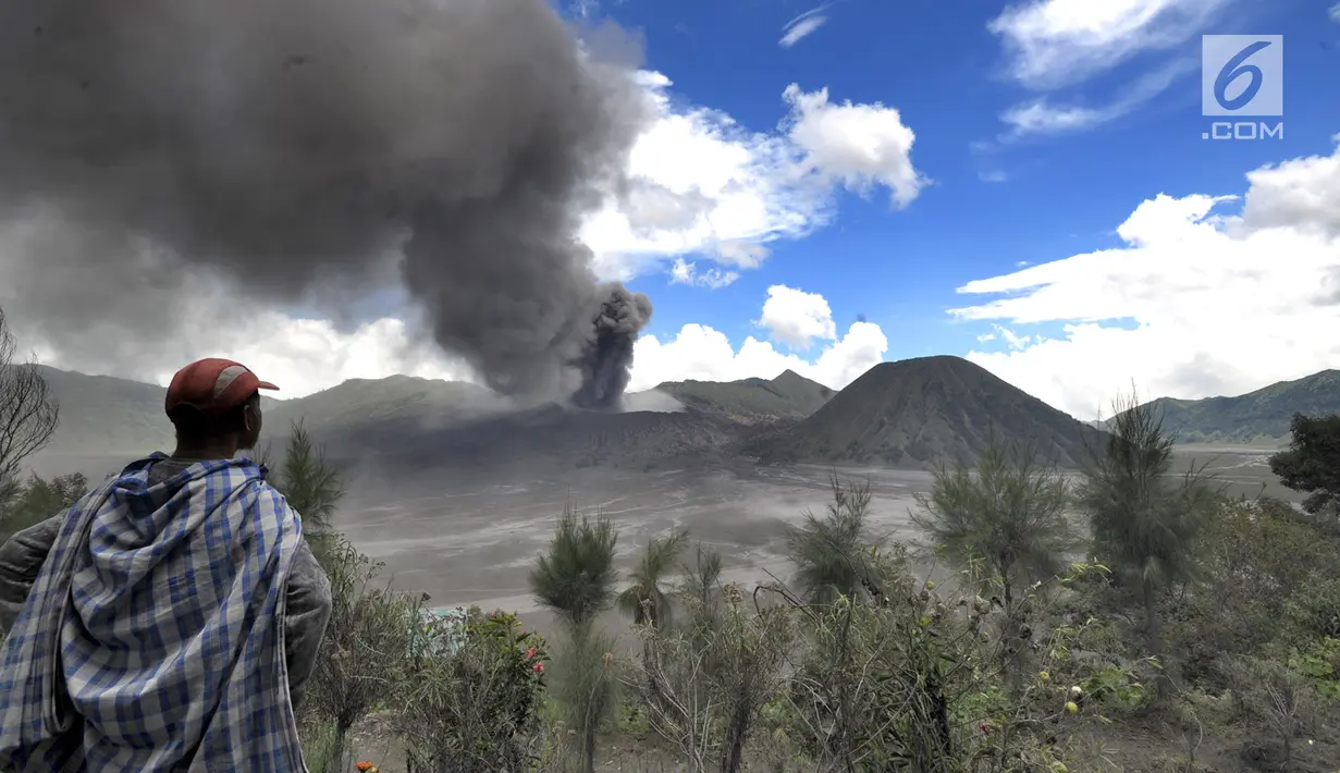 Wisatawan menyaksikan erupsi Gunung Bromo di kawasan Ngadisari, Probolinggo, Jawa Timur, Senin (25/3). Erupsi Gunung Bromo dengan status level II (waspada) menjadi daya tarik bagi wisatawan untuk menikmati atraksi alam. (merdeka.com/Arie Basuki)