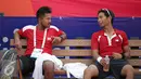  Petenis ganda putra Indonesia, Christopher Rungkat (kanan) berbincang dengan Sunu Trijati usai melawan S Ratiwatana/S Ratiwatana (Thailand) di nomor beregu Sea Games 2015 di Kallang Tenis Centre, Singapura, (9/6/2015). (Liputan6.com/Helmi Fithriansyah)
