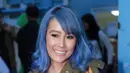 Ardina Rasti memang kerap menggonta ganti warna rambut, penyanyi cantik ini tidak ragu untuk melakukan eksperimen dengan warna rambut. Kali ini Ardina Rasti memilih warna biru untuk mahkotanya tersebut. (Galih W. Satria/Bintang.com)