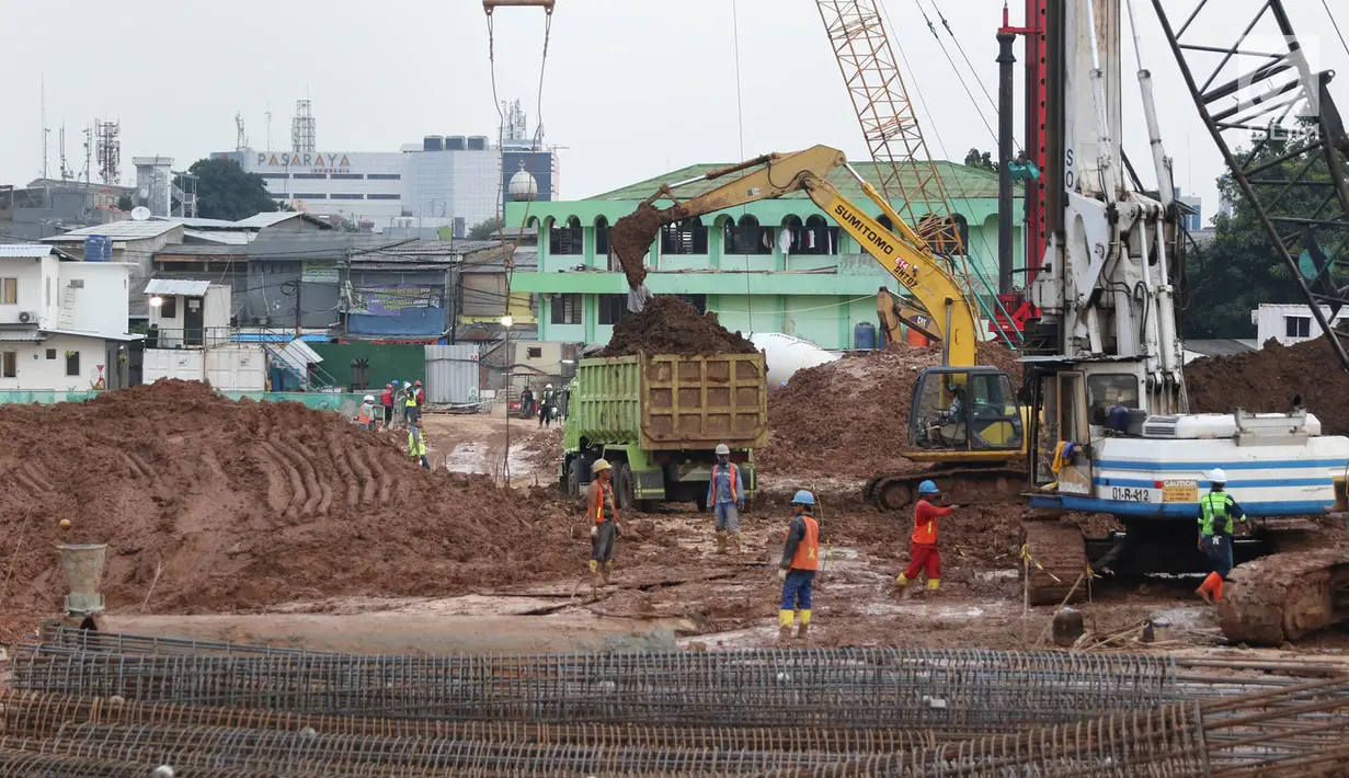 Pekerja menyelesaikan pembangunan proyek Rumah Susun Pasar Rumput di Manggarai, Jakarta, Jumat (21/7). 12 pasar tradisional itu yakni, Pasar Rumput, Pasar Sunter, Pasar Minggu, Pasar Serdang, dan Pasar Blok G Tanah Abang. (Liputan6.com/Immanuel Antonius)