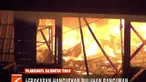 Petugas dibantu warga sempat kewalahan memadamkan kobaran api. Namun, setelah berjibaku dari darat dan sungai, kebakaran berhasil dipadamkan dalam waktu satu jam.