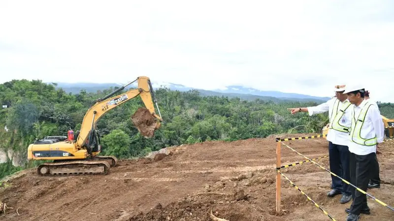 Presiden Jokowi meninjau pembangunan waduk