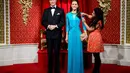 Seorang pekerja Madame Tussauds tampak merapikan penampilan baru patung lilin Pangeran Williams dan Kate Middleton, London, Rabu (2/7/14). (AFP PHOTO/Leon Neal)