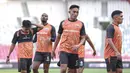Persija tidak boleh mengulang kembali kesalahan pada laga sebelumnya, seperti ketika bermain imbang 1-1 lawan PSIM Yogyakarta. Tampak dalam foto, pemain persija Jakarta, Rizky Ridho (kedua kanan) saat latihan resmi jelang laga melawan Persis Solo pada pekan ke-30 BRI Super League di Stadion Utama Gelora Bung Karno SUGBK), Jakarta, pada Minggu (26/4/2026). (Bola.com/Abdul Aziz)