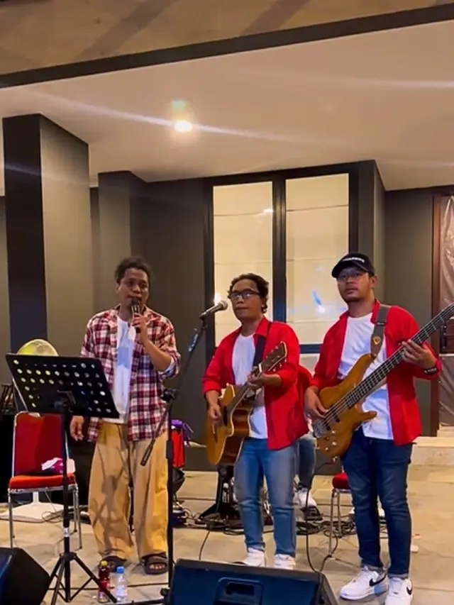 7 Potret Indah Permatasari Ikut Lomba Agustusan Ini Seru Banget