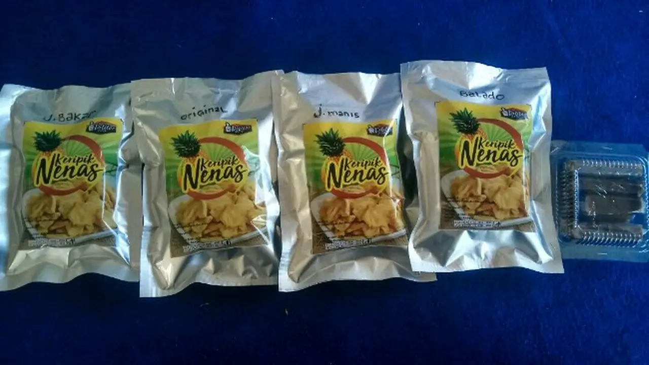 Ragam keripik nanas yang diproduksi kelompok tani di Desa Pagaruyung, Kabupaten Kampar, Riau.
