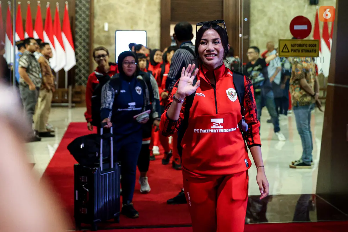 Foto: Timnas Indonesia Putri Sudah Mendarat di Tanah Air, Pamerkan Trofi Juara Piala AFF Wanita 2024