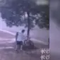 Seorang pencuri nekat menebang saat mencuri sepeda yang dirantai ke pohon tersebut.