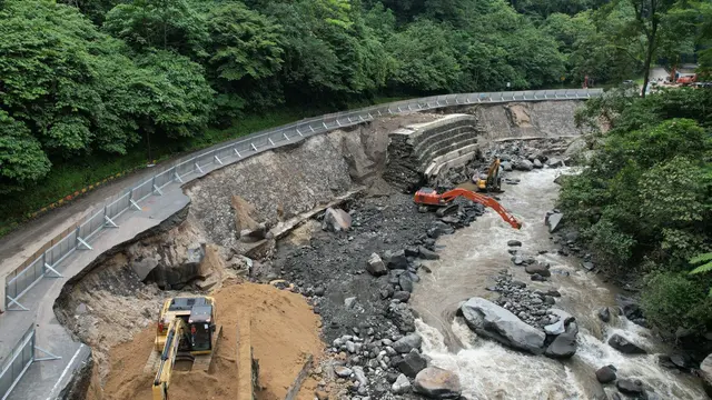 Kondisi Ruas Jalan Batas Kota Padang Panjang-Sicincin (N.040) mengalami kerusakan yang cukup parah akibat banjir. (Dok Kementerian PUPR)