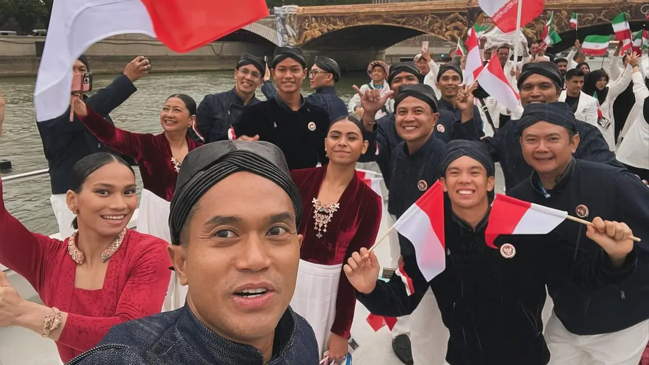 6 Potret Tim Indonesia di Opening Olimpiade Paris 2024, Semangat Kibar Merah Putih