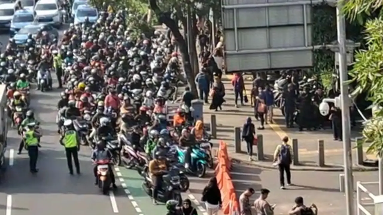 Kemacetan terjadi di sepanjang jalan Gatot Subroto, Jakarta Selatan Akibat dari pemberlakuan car free day atau hari bebas kendaraan di lingkungan Markas Polda Metro Jaya yang digelar setiap Jumat.