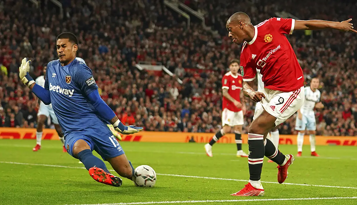 Anthony Martial. Striker asal Prancis ini kini lebih banyak meyandang status sebagai pemain cadangan. Ia kalah bersaing dengan tiga rekannya, Cristiano Ronaldo, Edinson Cavani dan Marcus Rashford. Harganya yang mencapai 35 juta euro diyakini tak menjadi masalah bagi Newcastle. (AP/Dave Thompson)