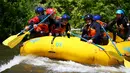 Keceriaan pembalap Red Bull Racing, Max Verstappen dan Daniel Ricciardo bersama pembalap F1 Scuderia Toro Rosso, Daniil Kvyat dan Carlos Sainz saat menaklukkan arus liar di Sungai Saint Lawrence, Kanada, 7 Juni 2017. (Dan Istitene/GETTY IMAGES/AFP)