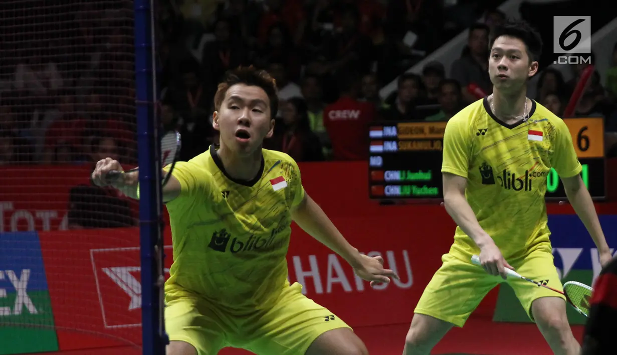 Kevin Sanjaya Sukamuljo/Marcus Fernaldi melakukan servis ke pasangan China, Li Junhui/Liu Yuchen pada babak final Indonesia Masters 2018 di Jakarta, Minggu (28/1). Kevin/Marcus sukses merebut gelar juara Indonesia Masters 2018. (Liputan6.com/Angga Yuniar)
