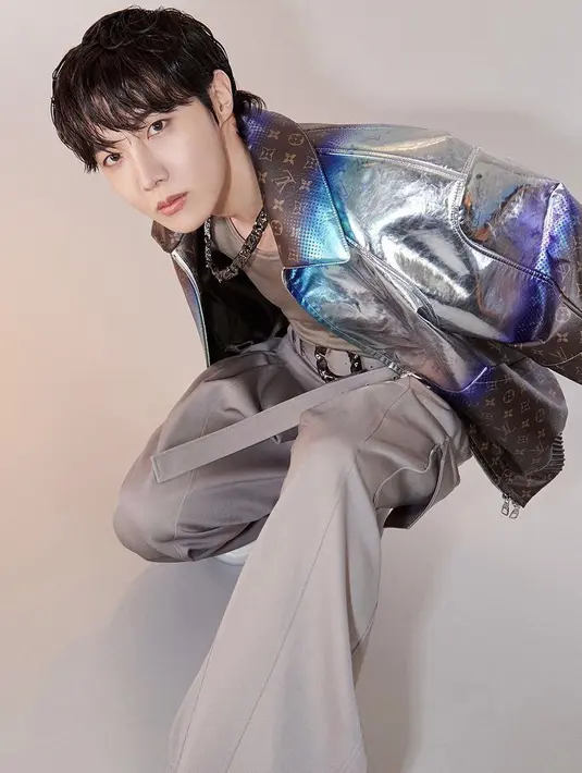 Diketahui, J-Hope pun diumumkan sebagai House Ambassador Louis Vuitton pada bulan Februari tahun ini, sebelum ia harus berangkat wajib militer. Credit: Louis Vuitton