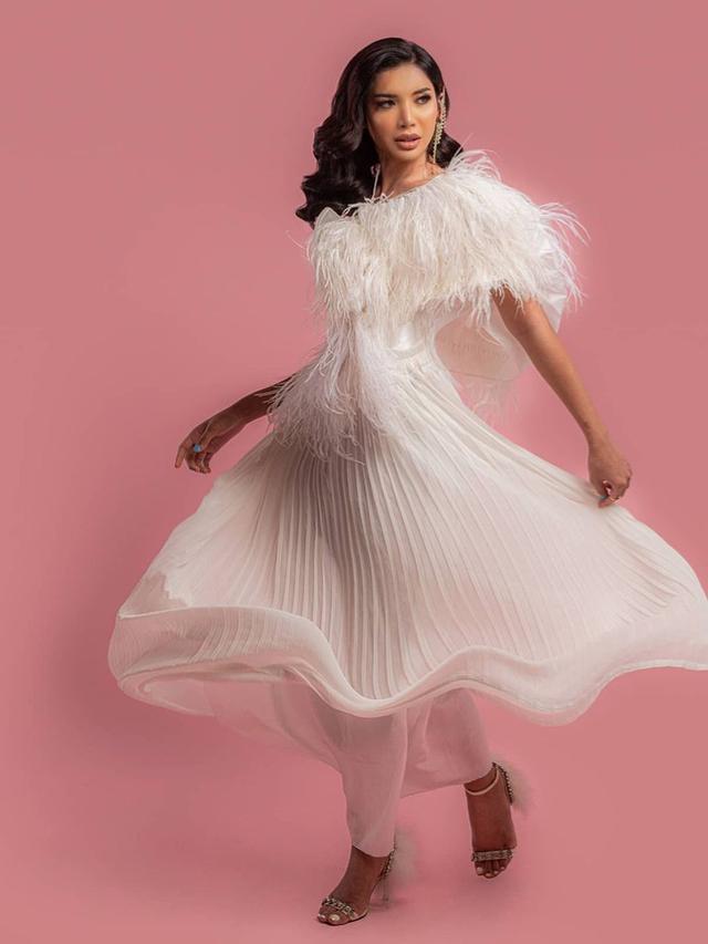 7 Gaya Pemotretan Millen Cyrus Terbaru dengan Gaun Putih, Curi Perhatian