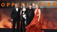 (Kiri-Kanan) Matt Damon, Emily Blunt, Cillian Murphy, dan Florence Pugh berpose di karpet merah saat tiba untuk pemutaran perdana Inggris "Oppenheimer" di pusat kota London, Inggris pada 13 Juli 2023. (HENRY NICHOLLS/AFP)
