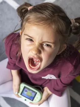 Anak menjadi tanrum karena belum sepenuhnya mampu mengontrol perasaannya sehingga mereka mudah tantrum. (Foto/dok: Freepik)