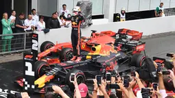 Pebalap Red Bull Max Verstappen melakukan selebrasi usai memenangkan F1 GP Jerman di Hockenheimring, Hockenheim, Minggu (28/7/2019). Ini adalah kemenangan kedua Verstappen pada persaingan F1 GP 2019. (Uli Deck / dpa via AP)