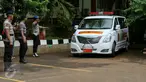 Mobil jenazah yang membawa korban jatuhnya helikopter TNI di Poso tiba di RS Polri, Jakarta, Senin (21/3/2016). Jenazah tersebut tiba dengan pengawalan ketat anggota polisi dan TNI. (Liputan6.com/Yoppy Renato)