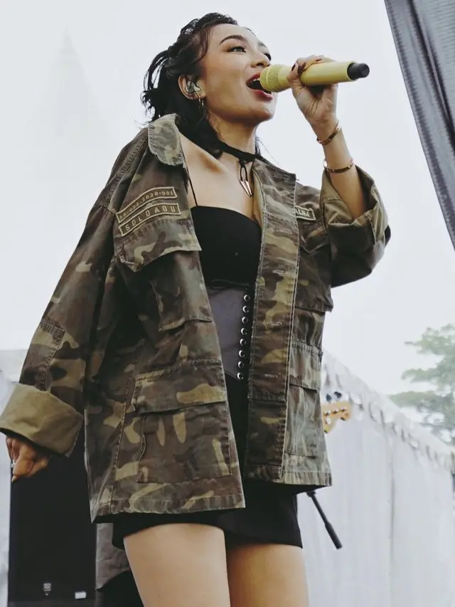 Gaya Wika Salim saat di Atas Panggung, (@wikasalim)