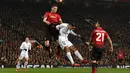 Duel Nemanja Matic dan Angel Di Maria pada laga leg 1, babak 16 Besar Liga Champions yang berlangsung di Stadion Old Trafford, Manchester, Rabu (13/2).  Manchester United kalah 0-2 dari PSG. (AFP/Paul Ellis)