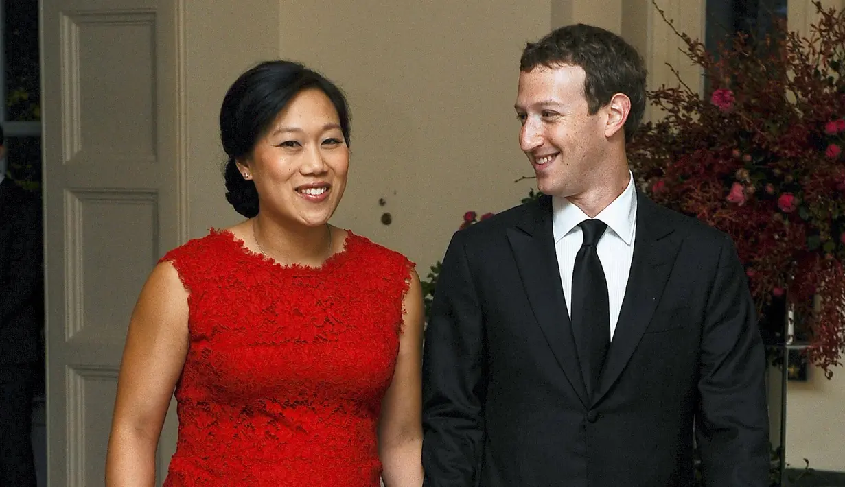 Mark Zuckerberg dan Priscilla Chan saat tiba untuk makan malam di Gedung Putih, Washington, 25 September 2015. Mark Zuckerberg dan istri akan menyumbangkan 99 persen saham Facebook, bernilai sekitar 45 miliar dolar AS untuk amal. (REUTERS/Mary F. Calvert)