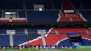 Para pemain Brasil saat sesi latihan jelang laga persahabatan di Paris, Rabu (8/11/2017). Brasil akan berhadapan dengan Jepang. (AFP/Franck Fife)