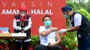 Ketua Umum Pengurus Besar Ikatan Dokter Indonesia (PB IDI), Daeng Muhammad Faqih menjalani  vaksinasi COVID-19 dosis kedua di Kompleks Istana Kepresidenan, Jakarta, Rabu (27/1/2021). (Rusman/Biro Pers Sekretariat Presiden)