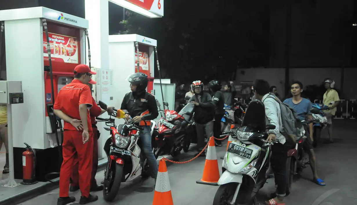 Di SPBU Cikini, puluhan kendaraan bermotor mengantre panjang untuk mendapat BBM dengan harga yang belum dinaikkan, Jakarta, Senin (17/11/2014). (Liputan6.com/Herman Zakharia) 