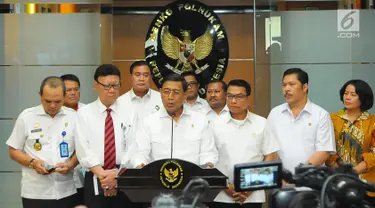 Menkopolhukam Wiranto bersama Mendagri Tjahjo Kumolo dan KSP Moeldoko memberi keterangan usai rapat koordinasi tentang keamanan pasca-pemilu 2019 di Jakarta, Rabu (24/4). Wiranto menjelaskan Sejumlah isu seperti hoaks dan tuduhan yang berakibat pada delegitimasi KPU. (Liputan6.com/Angga Yuniar)