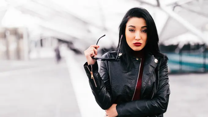perempuan pakai jaket kulit kacamata mandiri