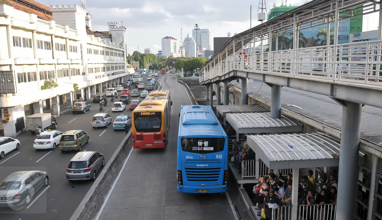 Bus Transjakarta menaikan penumpang di Halte Harmoni, Jakarta, Sabtu (7/1). PT Transportasi Jakarta (Transjakarta) akan menambah 2.000 unit bus tahun 2017 ini. (Liputan6.com/Yoppy Renato)