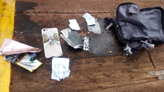 Benda-benda yang diduga milik korban pesawat Lion Air JT 610 yang jatuh di perairan Karawang. (Twitter.com/Sutop PN)