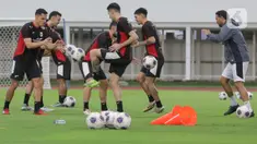 Pemain Timnas Indonesia melakukan latihan jelang pertandingan lanjutan putaran ketiga Kualifikasi Piala Dunia 2026 zona Asia di Stadion Madya, Kompleks Gelora Bung Karno, Senayan, Jakarta, Sabtu (22/3/2025). (Liputan6.com/Herman Zakharia)