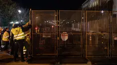 Pekerja memasang pagar besi di pintu masuk Gedung Putih mengantisipasi kerusuhan menjelang Pilpres Amerika Serikat di Washington DC, Senin (2/11/2020). Sebagai persiapan kemungkinan ada aksi terorisme atau protes massa, Gedung Putih membangun pagar baru. (Chris McGrath/Getty Images/AFP)