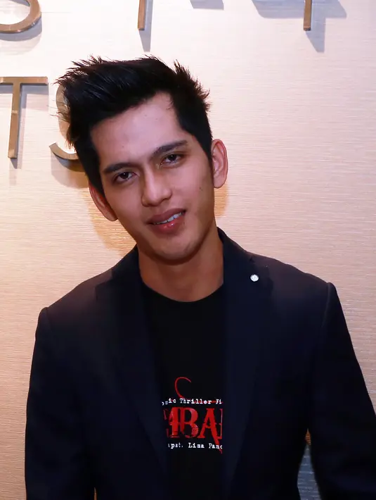 "Secara langsung personal enggak terlalu belajar. Tapi saya mengamati gimana akting dia. Kesulitan tidak terlalu karena saya memahami dulu kita ada proses reading saya rasa nggak begitu kesulitan akting sebagai Jagad," jelasnya. (Wimbarsana/Bintang.com)