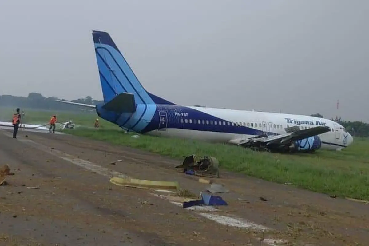 Pesawat kargo Trigana tergelincir di Bandara Halim Perdanakusuma, Jakarta.