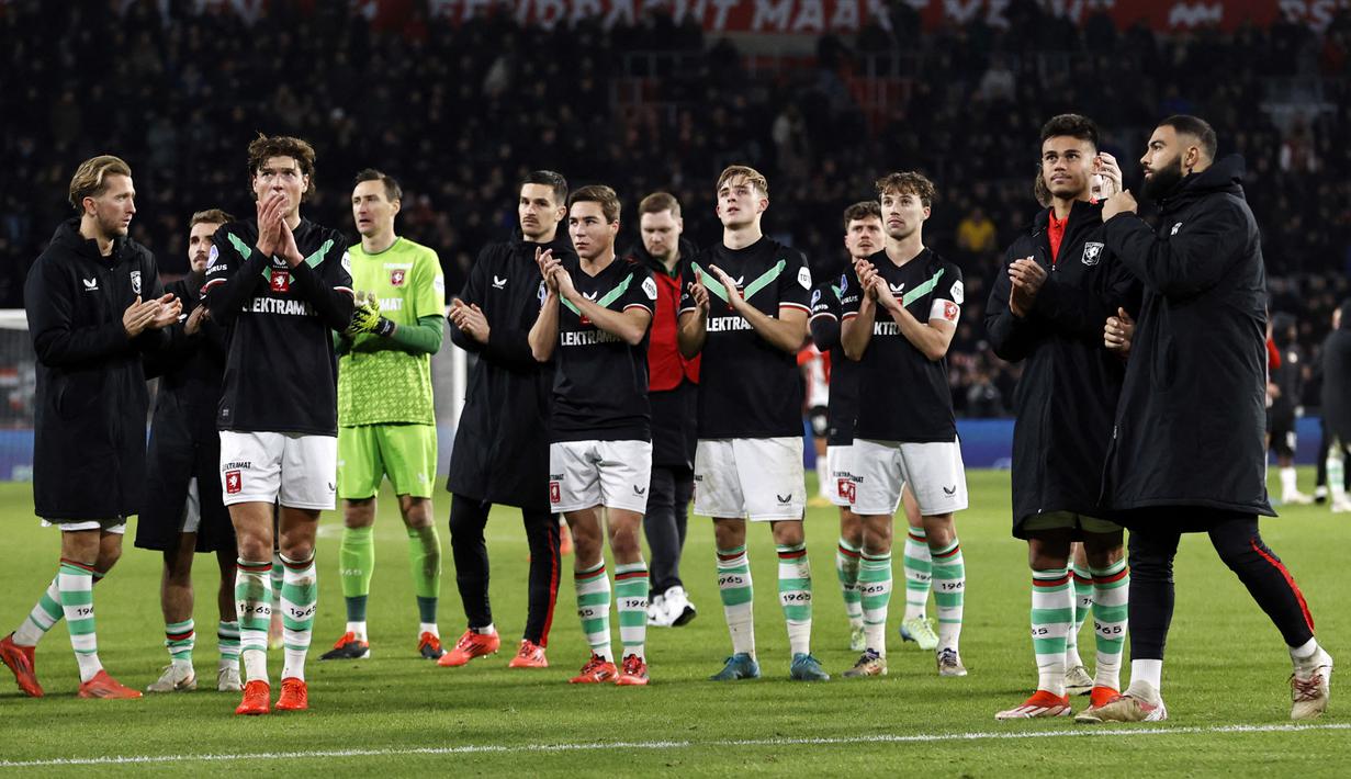 Pemain FC Twente termasuk Mees Hilgers (kedua kanan) memberikan tepuk tangan setelah laga lanjutan Liga Belanda 2024/2025 melawan PSV di Phillips Stadium, Eindhoven, Belanda, Sabtu (07/12/2024). (AFP/ANP/Maurice Van Steen)